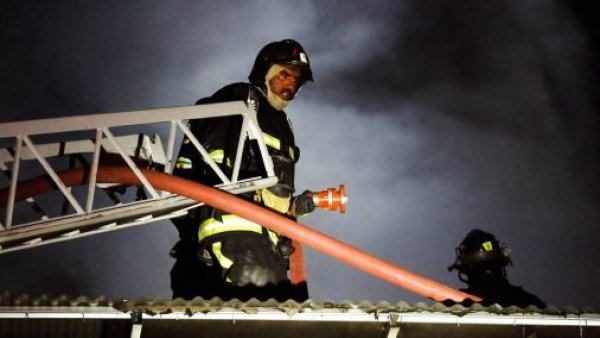 Alerta SAE: evacúan sector Jerusalén por rápido avance de incendio forestal en Chillán
