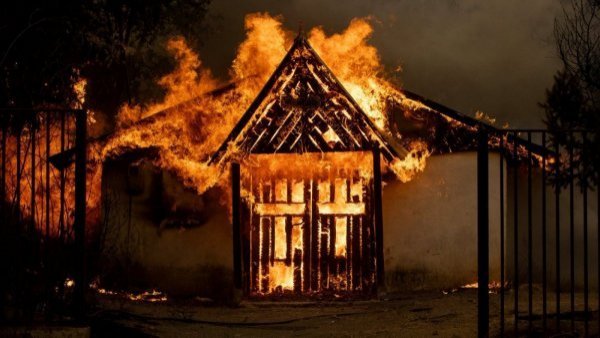 Incendios forestales: 13 fallecidos y casi cien casas destruidas
