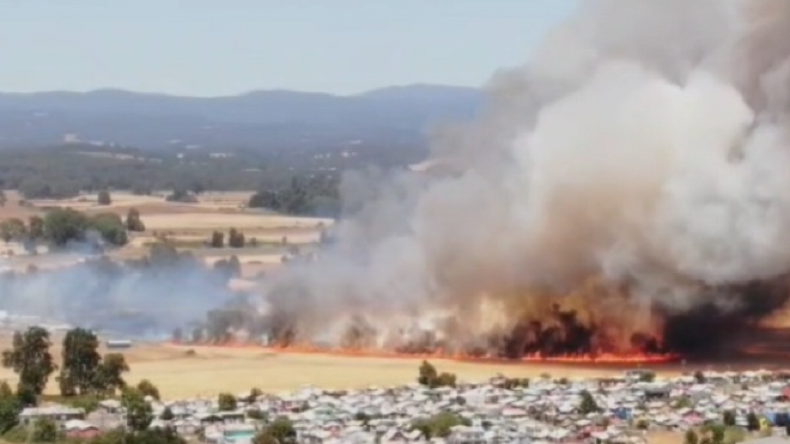 Alerta Roja en La Araucanía: al menos 10 viviendas destruidas por incendio en Vilcún
