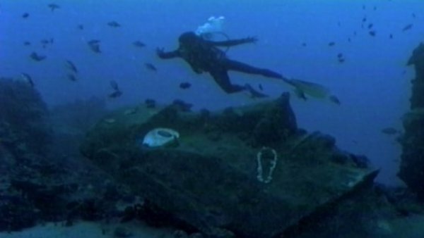 Tiare descubre al moai sumergido
