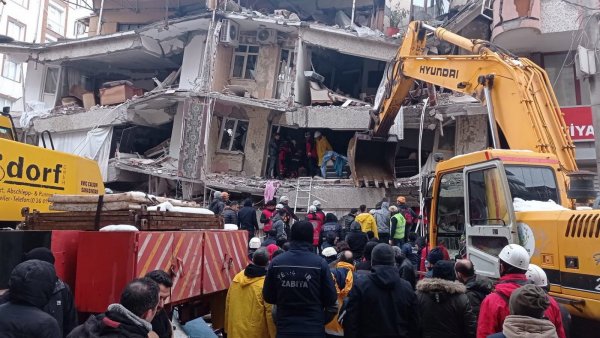 Macron ofrece "ayuda de urgencia" a Turquía y Siria tras el terremoto
