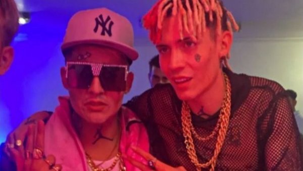 Marcianeke se encuentra con su imitador en concierto y saca risas en el público
