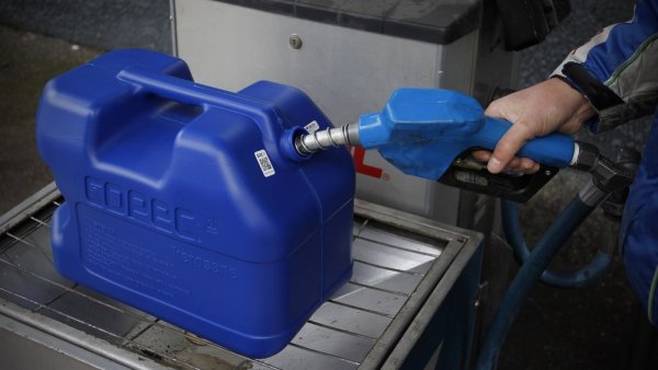 SEC restringe venta de combustible en bidones en regiones bajo alerta Senapred
