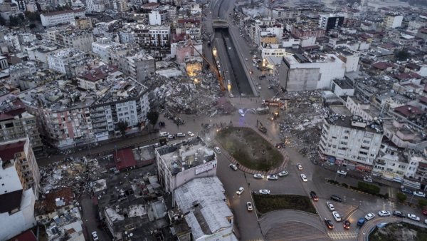 Aumenta a casi 3.400 la cifra de muertos en Turquía por devastadores terremotos

