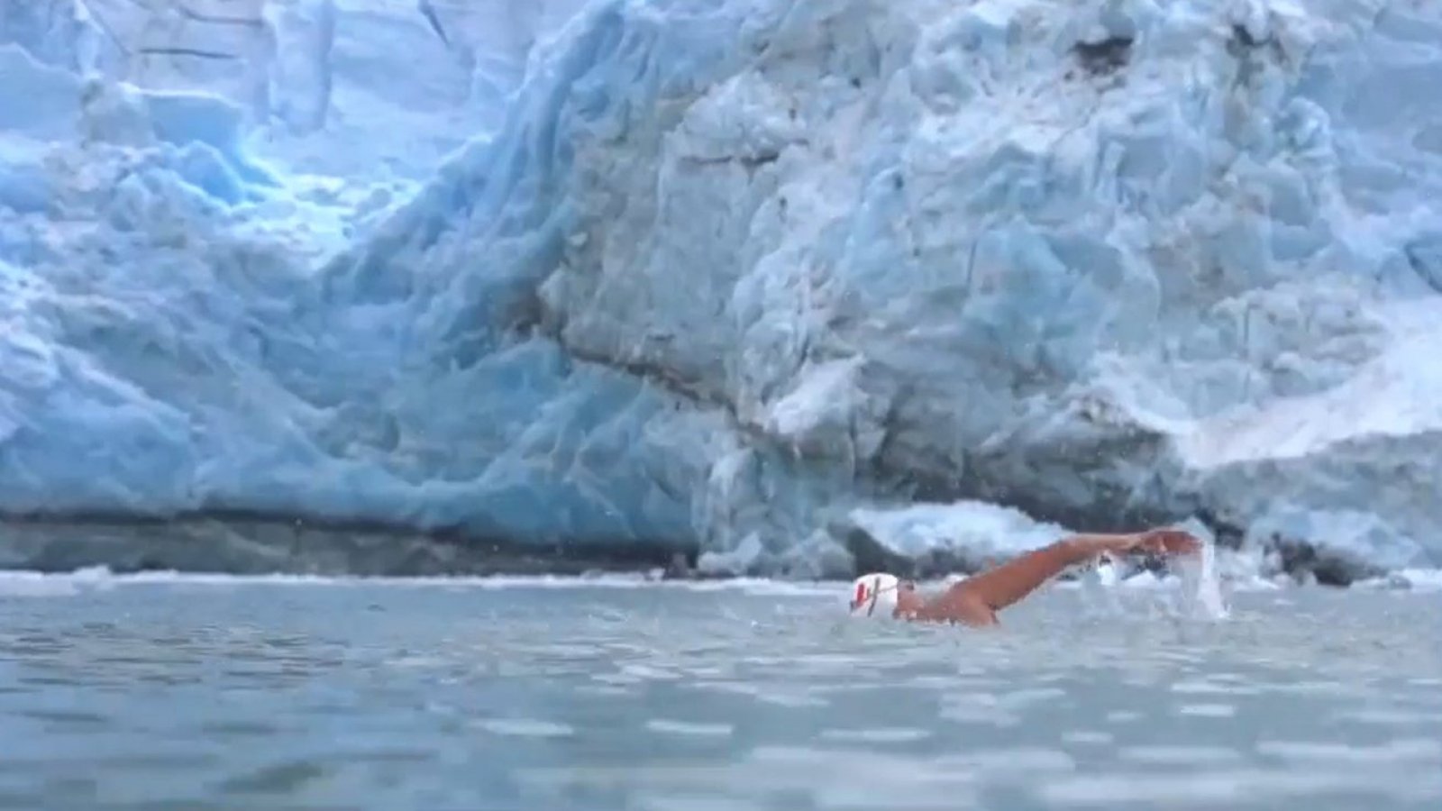 ¡Admirable! Bárbara Hernández rompe record al nadar 2.5 kilométros en la Antártica
