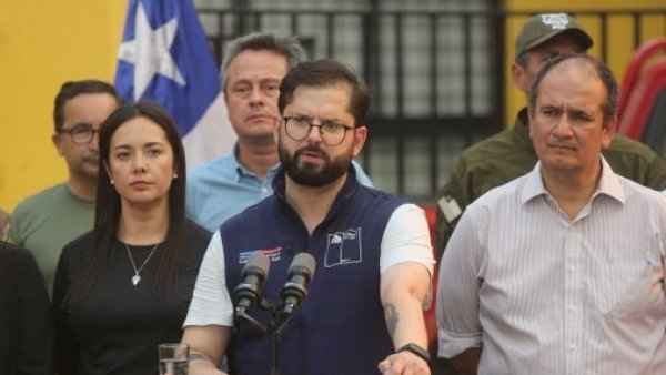 Presidente Boric anuncia toque de queda por incendios forestales
