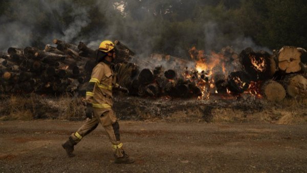 Venezuela envía 53 especialistas para combatir incendios al sur
