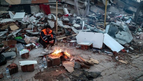 Vivos tras 54 horas bajo los escombros, un milagro que mantiene la esperanza
