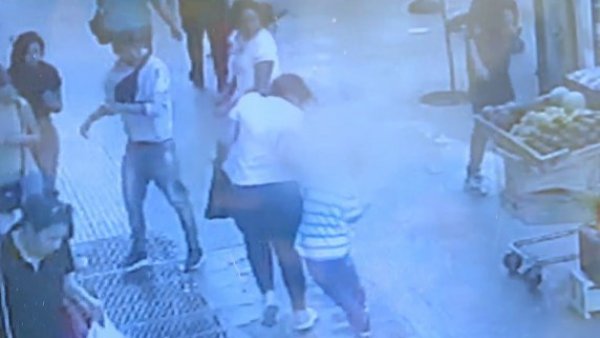 Está grave: Niño es golpeado por una botella lanzada desde edificio
