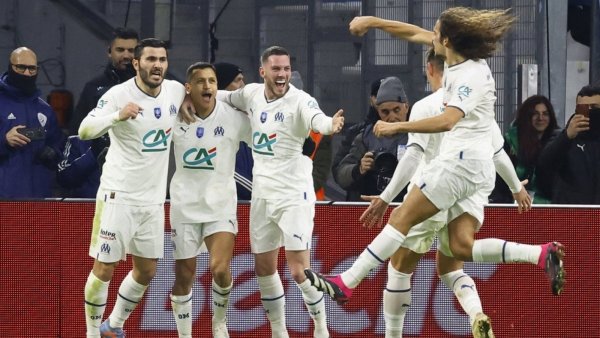Alexis muestra su faceta más letal y saca del camino al PSG de Messi y Neymar en la Copa de Francia
