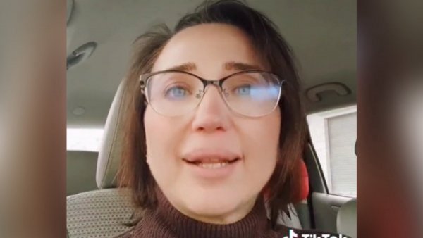 "Atenta contra sus principios": el furioso reclamo madre vegana por disfrazar a su hija de pescadora

