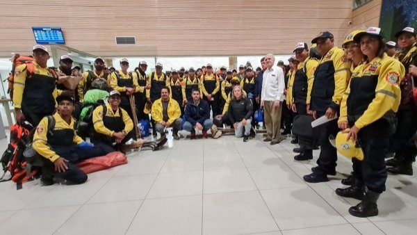 Delegación de bomberos forestales de Venezuela aterriza en Chile para combatir incendios
