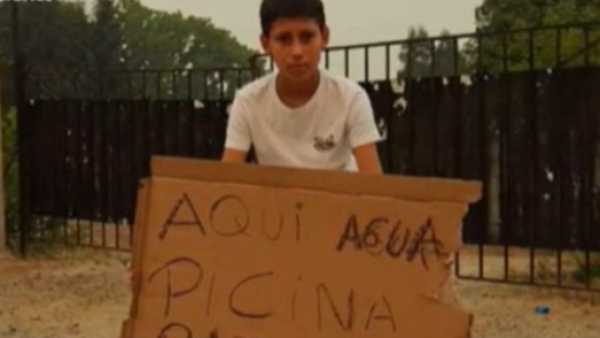 Gran acto de solidaridad: niño en Tomé se hace viral en internet por ofrecer el agua de su piscina para combatir incendios forestales
