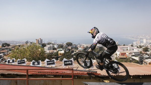 Pilotos de Red Bull Valparaíso Cerro Abajo realizaron el tradicional reconocimiento de pista y prácticas
