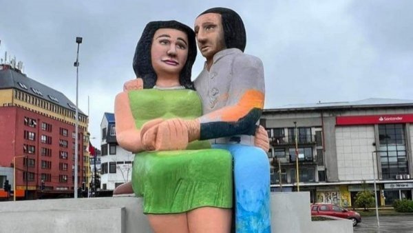 "Sentados frente al mar": escultura de Puerto Montt fue restaurada con nuevos rasgos y colores
