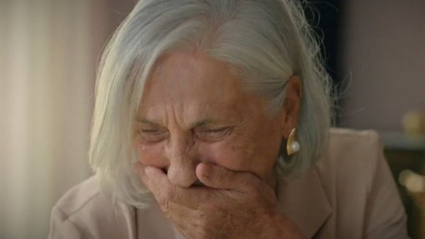 Sevgi escucha el cruel plan de su hijo

