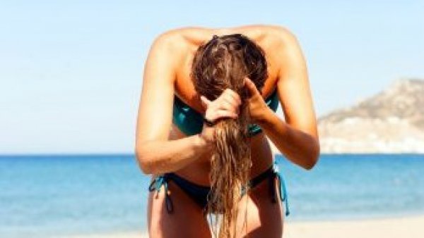 ¿Se te cae el cabello en verano? revisa estos simples consejos para evitarlo
