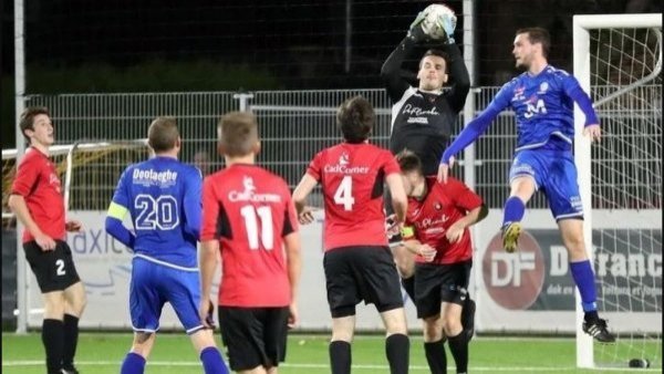 Conmoción en Bélgica: Arquero falleció en pleno partido tras atajar un penal