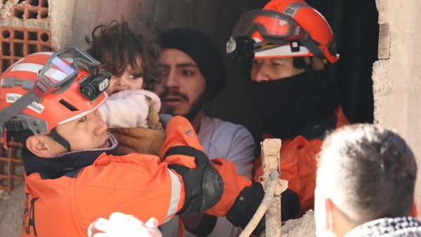 Turquía sigue sin poder identificar a 291 niños no acompañados tras terremoto
