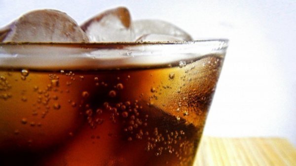 Suiza: Coca Cola y otras marcas acuerdan reducir el azúcar de sus bebidas
