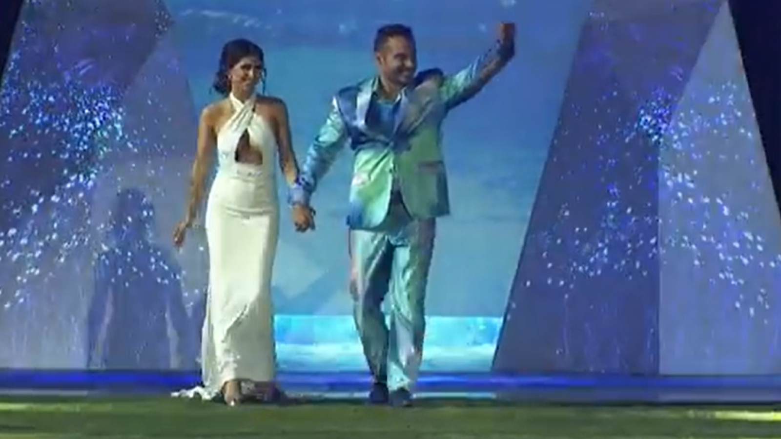 Josefina Valenzuela y su vestido hecho de botellas reutilizadas
