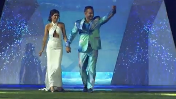 Josefina Valenzuela y su vestido hecho de botellas reutilizadas

