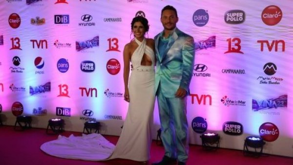De blanco: "Pitu" Valenzuela pisa la alfombra roja de Viña 2023 con vestido de botellas
