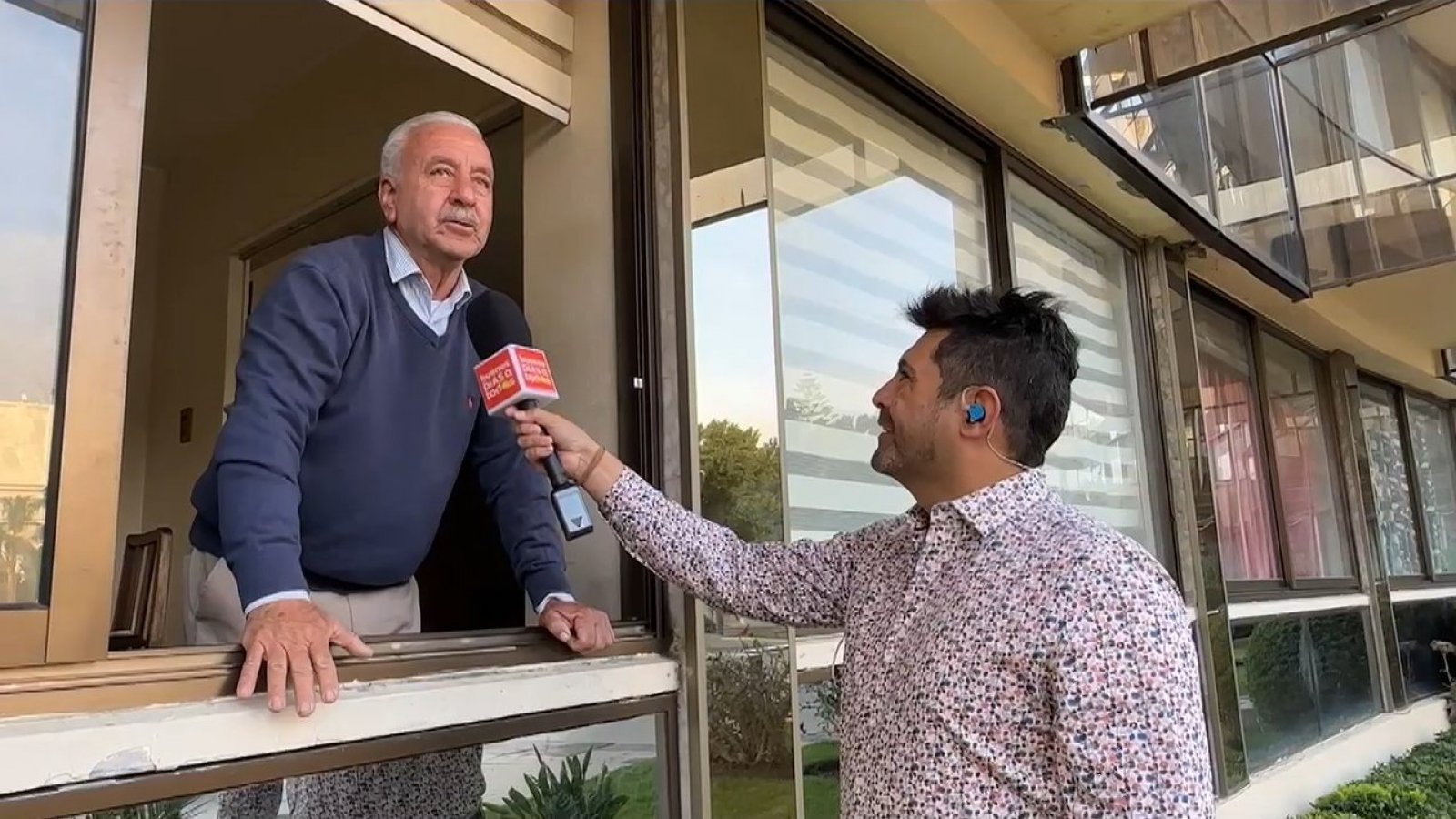 Desde los famosos balcones: mira a Claudio Ojeda conversar con los vecinos de Viña del Mar
