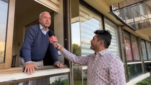 Desde los famosos balcones: mira a Claudio Ojeda conversar con los vecinos de Viña del Mar
