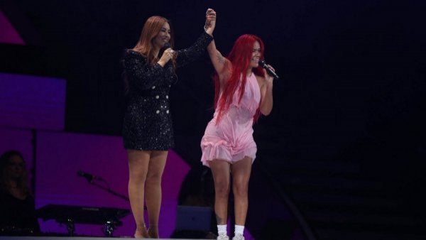 "Hace 17 años que no estaba aquí": Myriam Hernández sorprende con emotiva aparición junto a Karol G