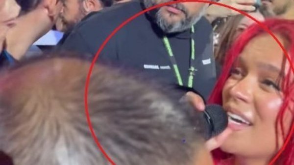 "Me acarició la cara": Di Mondo comparte especial momento en show de Karol G