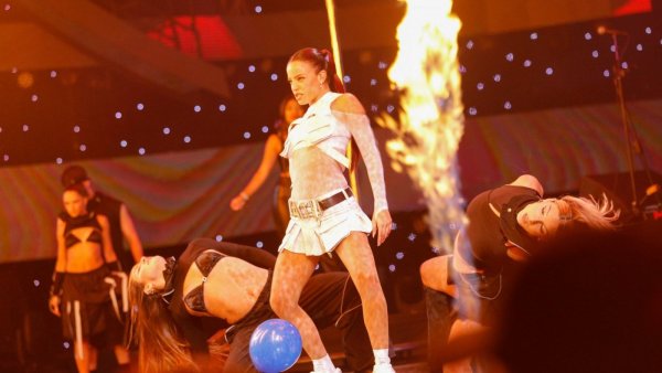 Devoró: Emilia se lució bailando pole dance en Viña 2023