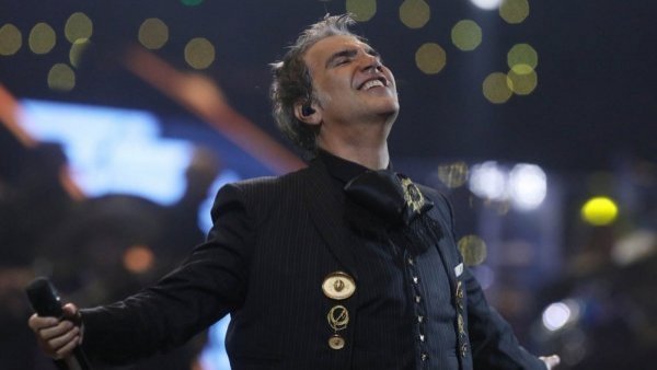 ¿Qué significan las letras en el moño charro de Alejandro Fernández?