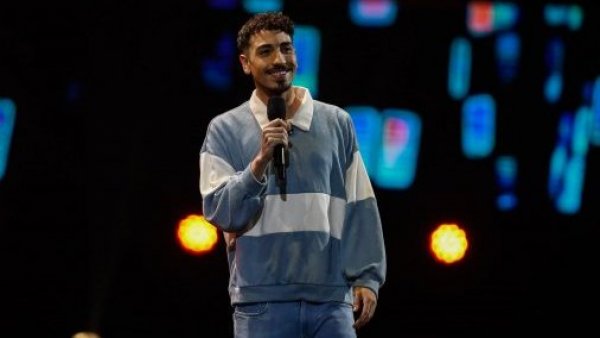 "Pa' tipos como tú": Diego Urrutia cierra su rutina en el Festival con particular concierto

