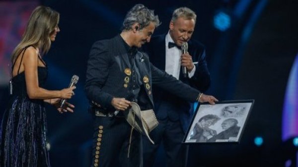 ¡Hermoso!: Alejandro Fernández recibe emotivo regalo en Viña 2023