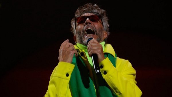 "Un Centella": las comparaciones de tuiteros al vestuario de Fito Páez
