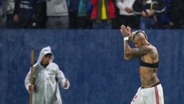 El árbitro chileno intervino: El hostigamiento que sufrió Arturo Vidal en Ecuador