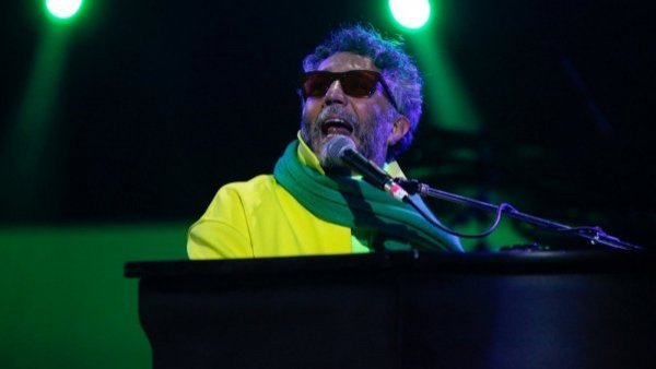 "Divino": la explicación de los lentes rojos que usa Fito Páez en Viña 2023
