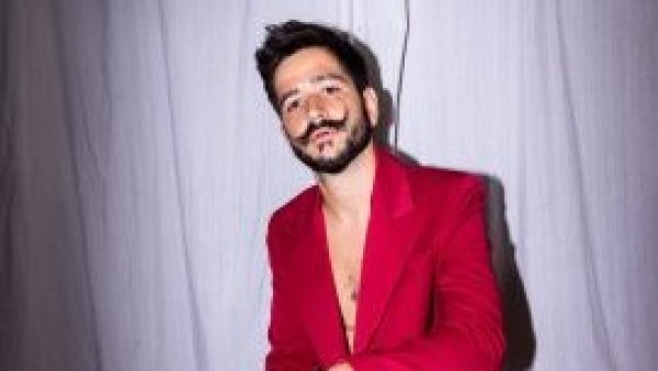 ¡Aparece sin su bigote! Mira los primeros videos de Camilo
