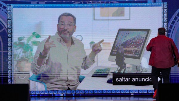 "Hola amigos": la particular aparición de Eduardo Fuentes en la rutina de Rodrigo Villegas