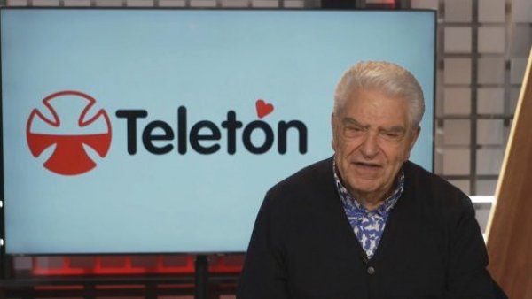 Don Francisco saluda a María Luisa Godoy y Eduardo Fuentes por la conducción del "Buenos Días a Todo"
