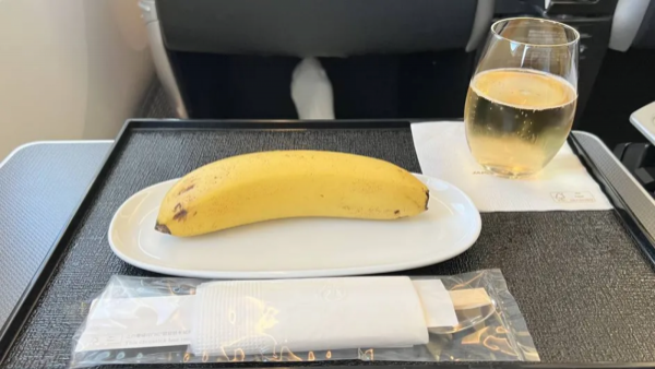 "Un aperitivo decepcionante": pidió plato vegano, pero sólo le llevaron un plátano
