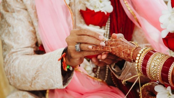 Novia muere en plena boda y es reemplazada por su hermana en la India
