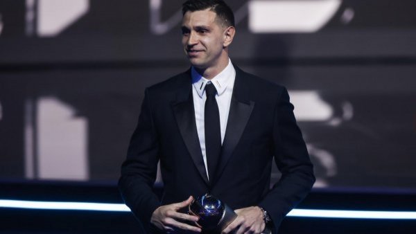 Por qué el "Dibu" Martínez quedó fuera del equipo ideal si ganó el premio a Mejor Arquero
