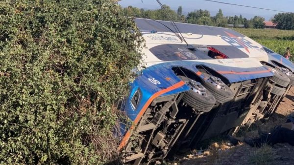 Dio positivo a narcotest: detienen a conductor de bus que volcó en Ruta 5 Sur
