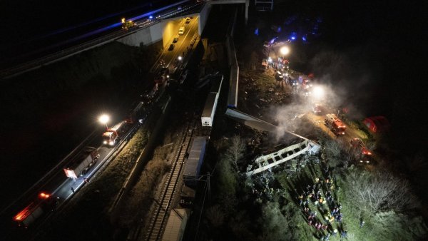 Al menos 29 muertos y 85 heridos tras choque de dos trenes en Grecia
