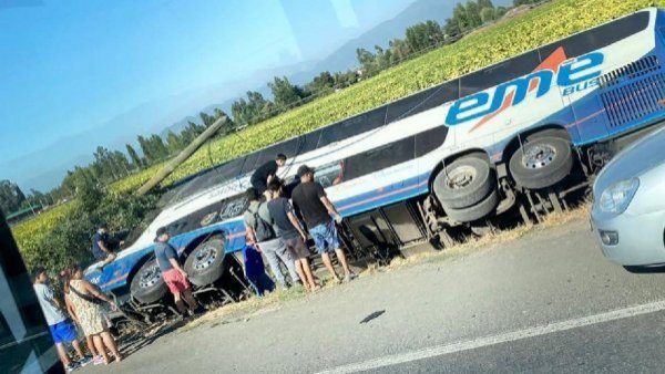 Positivo a cocaína: prisión preventiva a chofer de bus que volcó en Ruta 5 Sur
