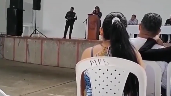 "Vayan a otro colegio": rectora prohibió celulares, amoríos y cabello teñido

