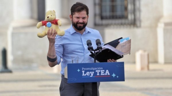 "Maldito Fabrizio, te quiero": Boric recibe peluche de Winnie the Pooh de regalo
