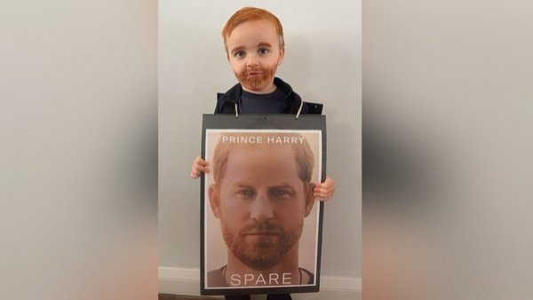 Furor por niño que se disfrazó del libro del príncipe Harry
